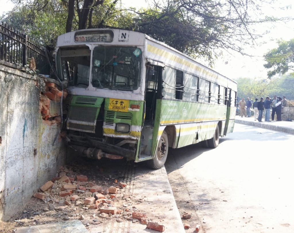 Major fatalities averted ,DTC Bus route no 970 with passengers diverted into wall…