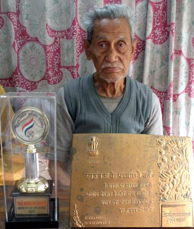 Freedom fighter Shri Surya Kumar Adak (Deb Barman) being presented the Bharat Nirman Public Information..