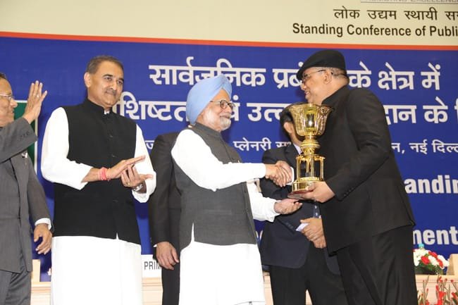 The Union Power Minister, Shri Sushil Kumar Shinde receiving an interim dividend cheque..