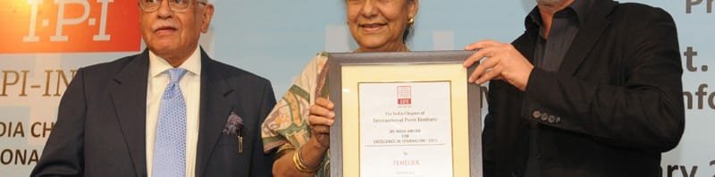 The Union Minister for Information and Broadcasting, Smt. Ambika Soni presenting the IPI India Award for Excellence in Journalism-2011 to Shri Tarun Tejpal (Tehelka), at a function, in New Delhi on February 24, 2012
