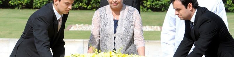 The President of Brazil, Ms. Dilma Rousseff laying wreath at the Samadhi..