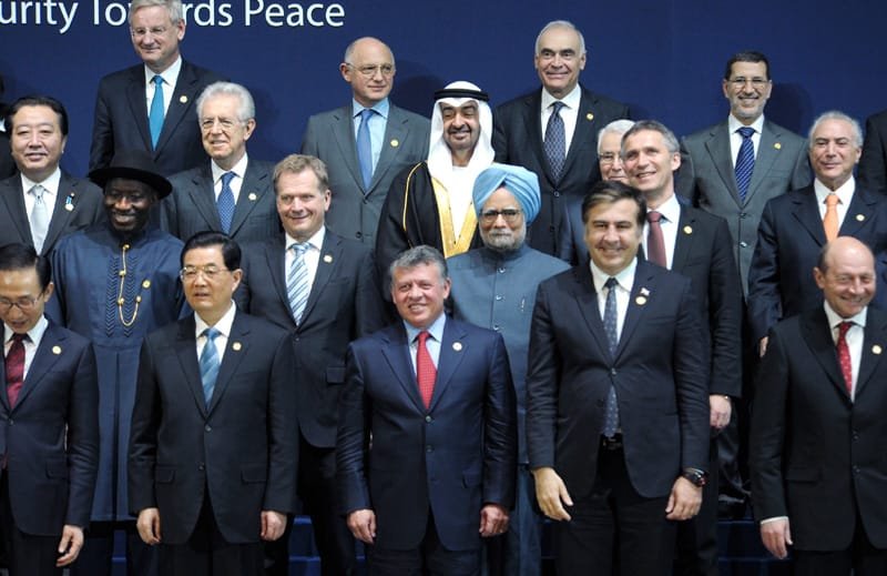 The Prime Minister, Dr. Manmohan Singh with the leaders of the Nuclear Security Summit, in Seoul on March 27, 2012.