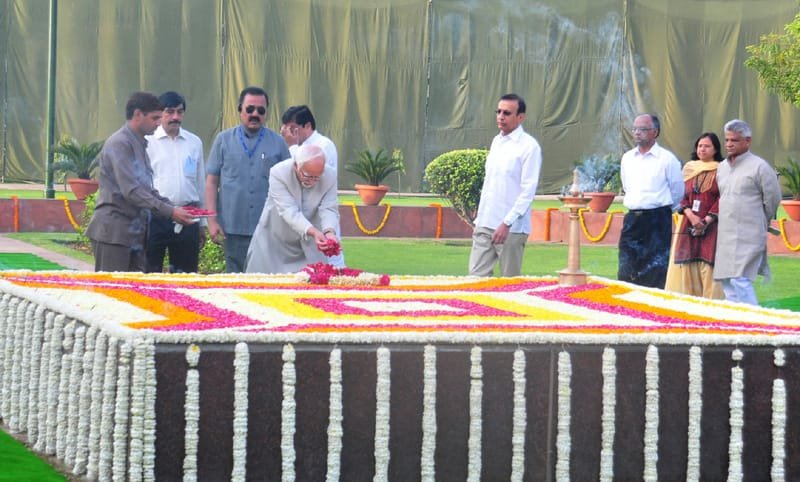 The Vice President, Shri Mohd. Hamid Ansari paying floral tributes at..