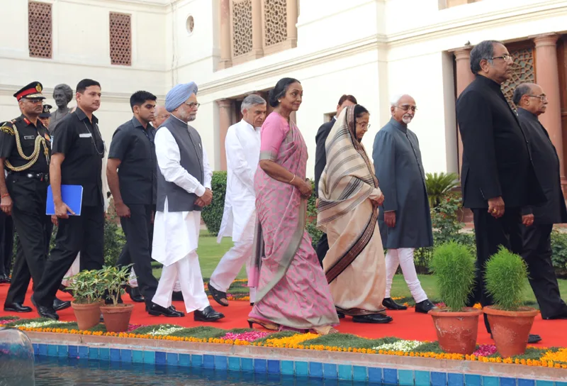The President, Smt. Pratibha Devisingh Patil being led…