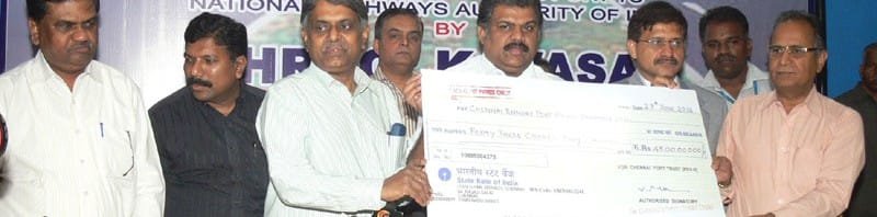 The Union Minister for Shipping, Shri G.K. Vasan handing over the cheque...