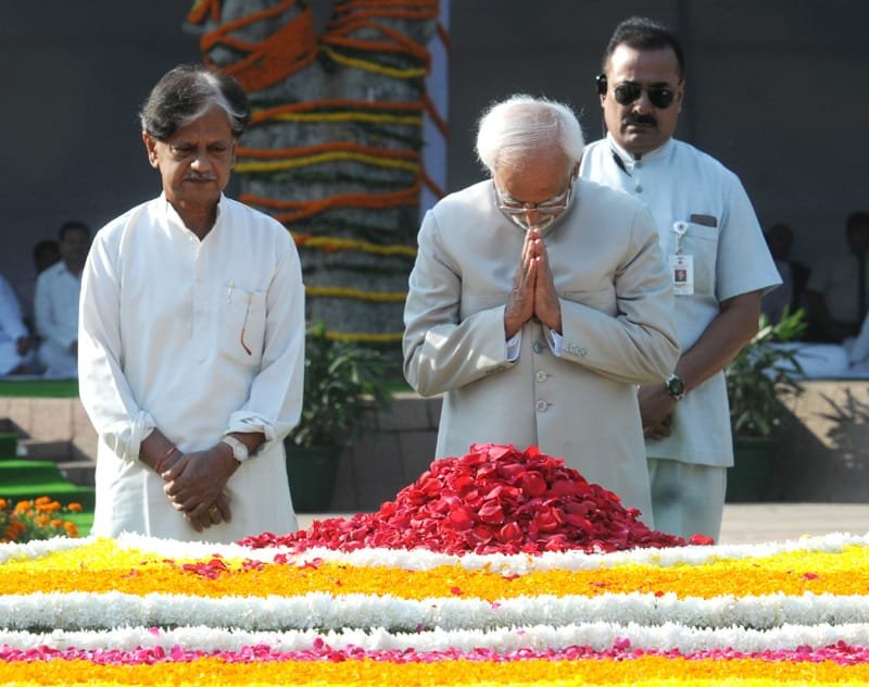 The Vice President, Shri Mohd. Hamid Ansari paying homage at the Samadhi of…