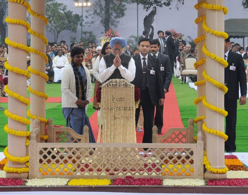 The Prime Minister, Dr. Manmohan Singh paying homage to Mahatma Gandhi…