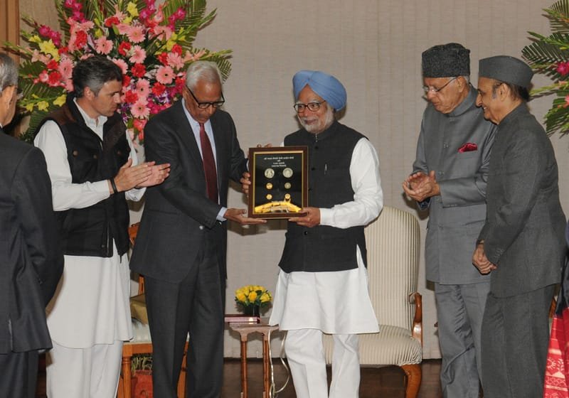 The Prime Minister, Dr. Manmohan Singh releasing the commemorative coins…