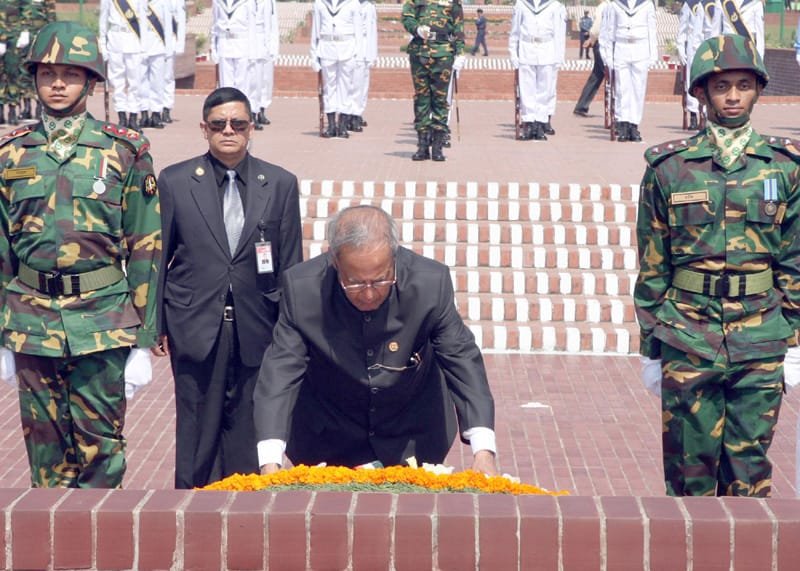The President, Shri Pranab Mukherjee laying wreath at National Martyr’s Memorial, at Savar, Dhaka