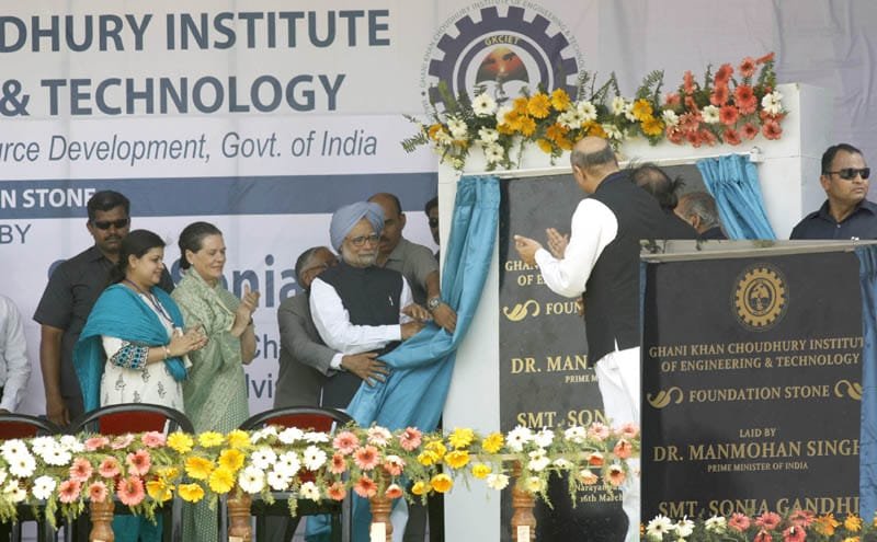 The Prime Minister, Dr. Manmohan Singh unveiling the plaque to lay the…