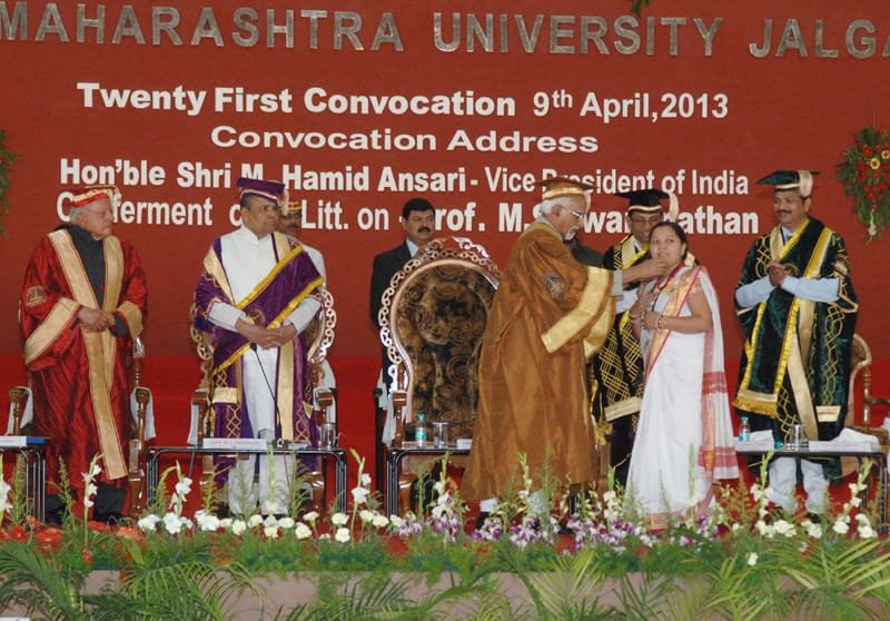 The Vice President, Shri Mohd. Hamid Ansari presenting the gold medal at the…