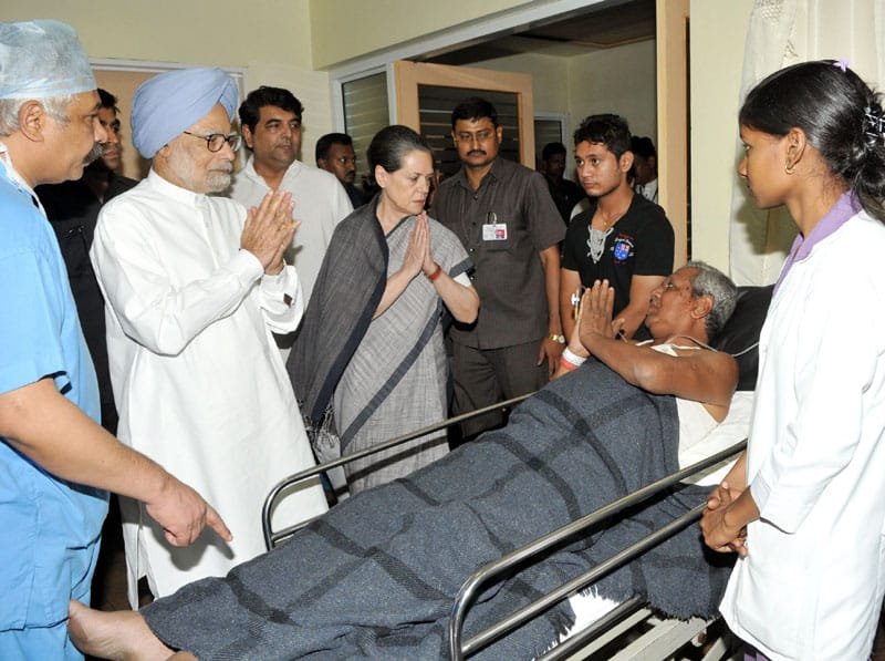 The Prime Minister, Dr. Manmohan Singh meets an injured person, at the Rama Krishna Care…
