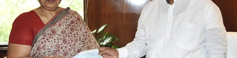 The Union Minister for Railways, Shri Mallikarjun Kharge receiving a cheque of Rs 10 lakh...