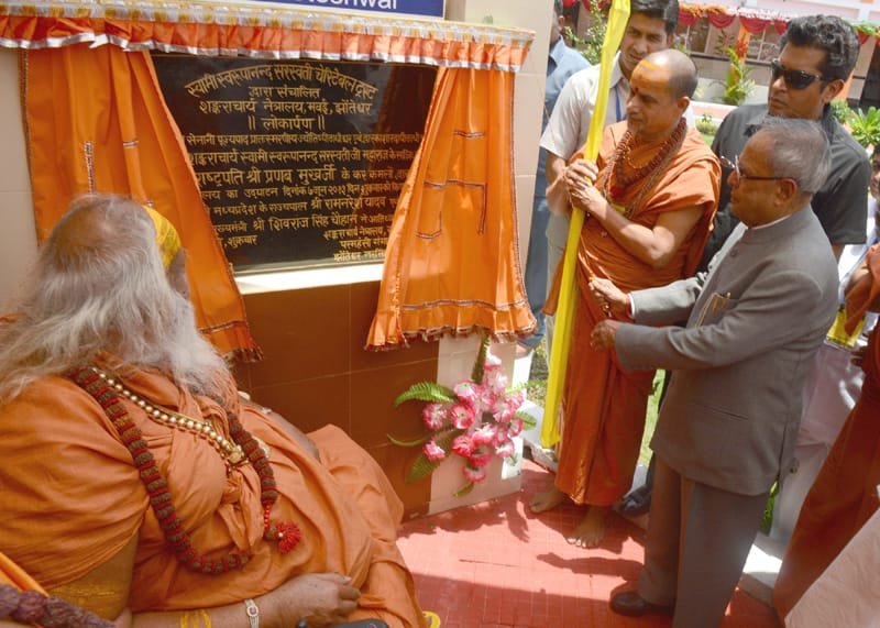 The President, Shri Pranab Mukherjee unveiling the plaque to inaugurate the Shankaracharya...