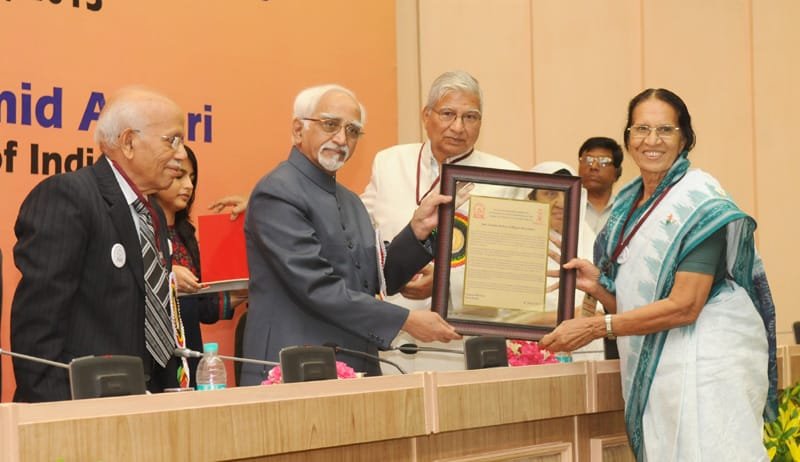The Vice President, Shri Mohd. Hamid Ansari presenting the 16th Mahaveer Award…