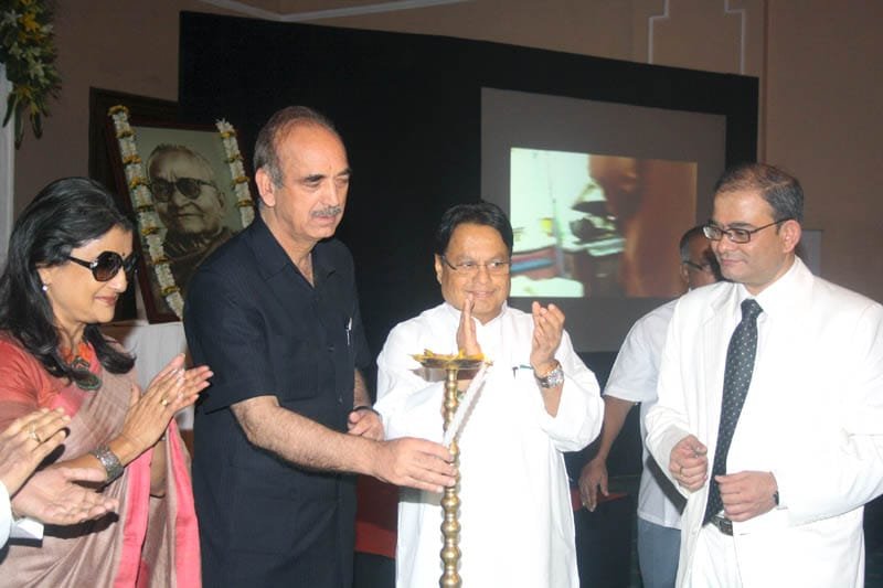 The Union Minister for Health and Family Welfare, Shri Ghulam Nabi Azad lighting the lamp at the launch of ‘The Banerji Protocols’ a new method of treatment with homeopathic medicines, in Kolkata