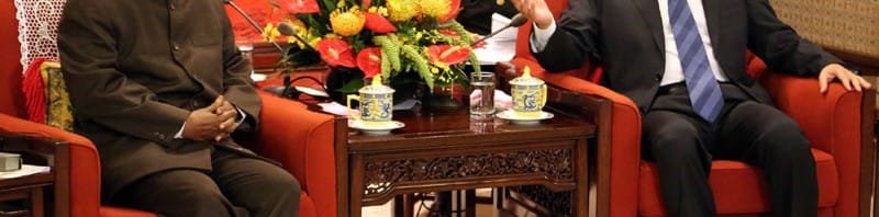 The Defence Minister, Shri A. K. Antony in a discussion with the Chinese Premier, Li Keqiang, in Beijing