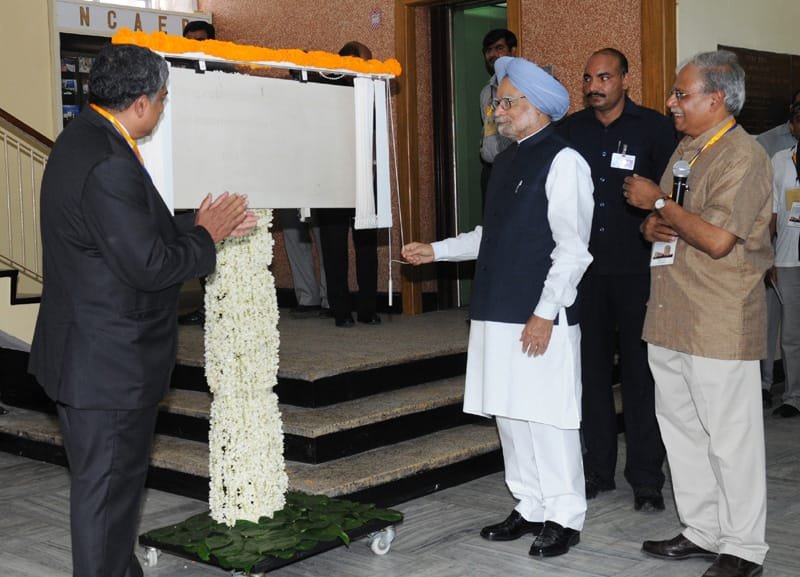 The Prime Minister, Dr. Manmohan Singh unveiling the plaque to lay the foundation…