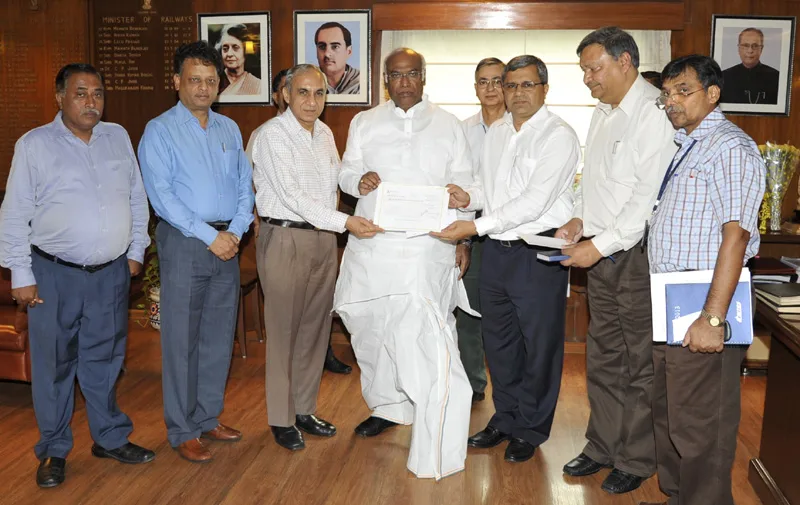 The Union Minister for Railways, Shri Mallikarjun Kharge receiving a cheque of…