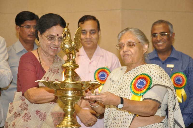 The Union Minister for Housing & Urban Poverty Alleviation, Dr. Girija Vyas and the Chief Minister of Delhi, Smt. Sheila Dikshit lighting the lamp at the 159th CPWD Day function, in New Delhi