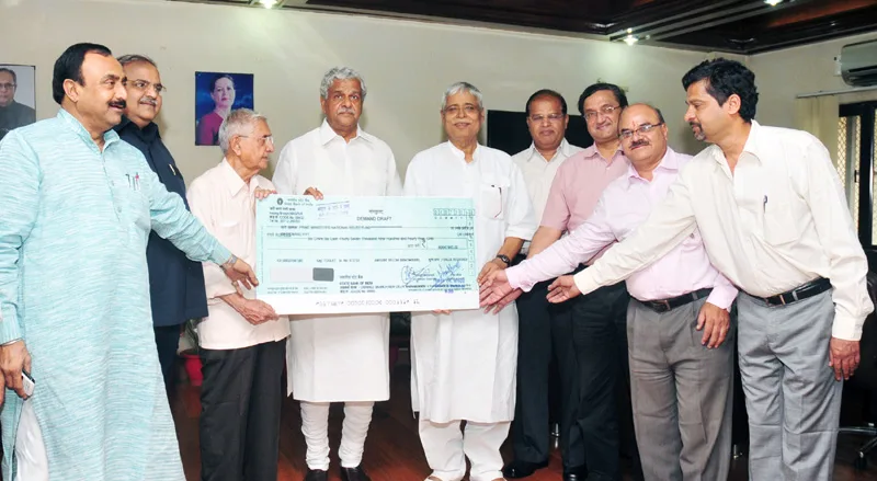 The Union Minister for Coal, Shri Sriprakash Jaiswal receiving a cheque from the CMD, WCL…