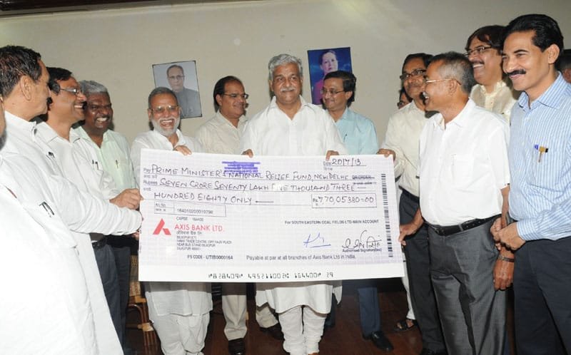 The Union Minister for Coal, Shri Sriprakash Jaiswal receiving a cheque of Rs. 7.7 cr..
