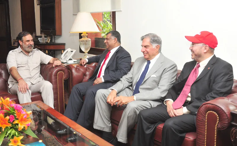 The CEO, AirAsia, Mr. Tony Fernandes meeting the Union Minister for Commerce & Industry, Shri Anand Sharma, in New Delhi