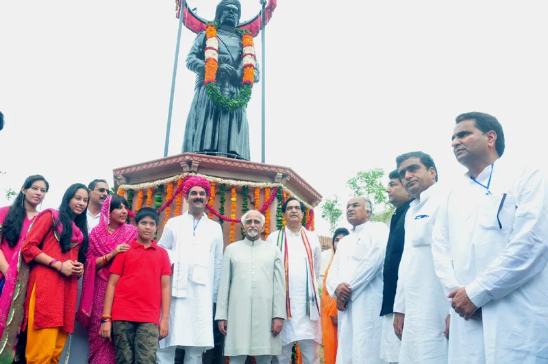 The Vice President, Shri Mohd. Hamid Ansari unveiled the statue of Late Maharaja Jai Singh…