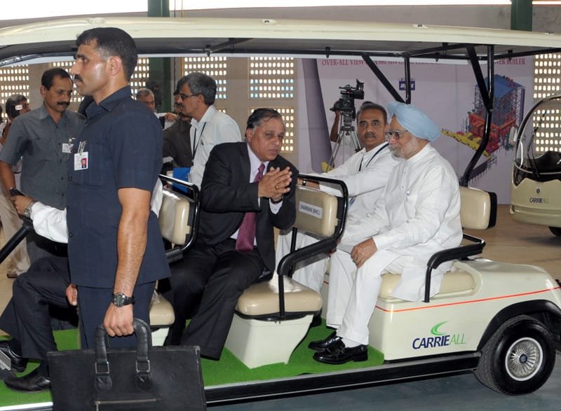 The Prime Minister, Dr. Manmohan Singh going round the BHEL’s Power Plant….