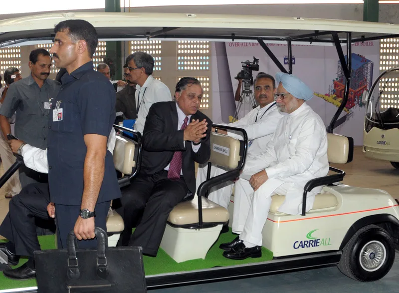 The Prime Minister, Dr. Manmohan Singh going round the BHEL’s Power Plant….