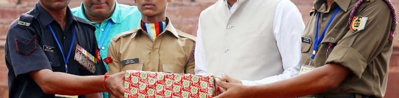 The Minister of State for Defence, Shri Jitendra Singh presenting a gift to the leader...