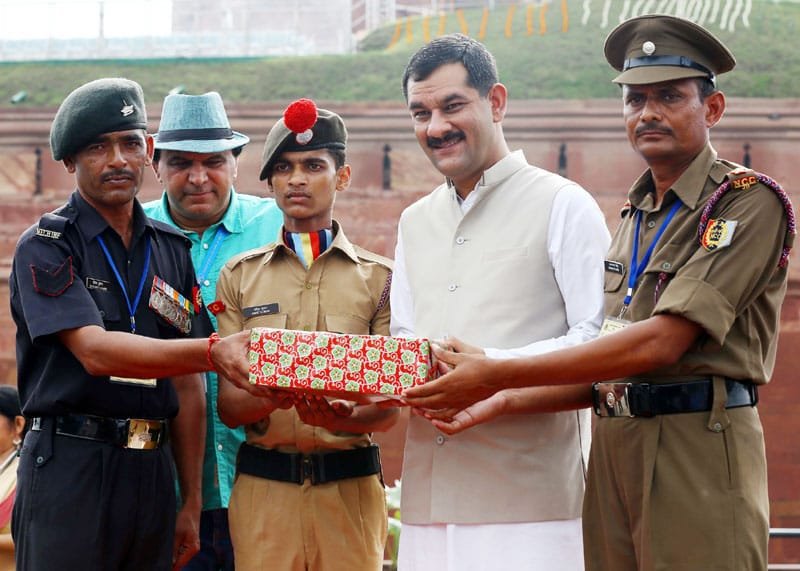 The Minister of State for Defence, Shri Jitendra Singh presenting a gift to the leader…