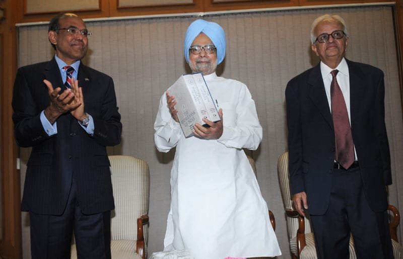 The Prime Minister, Dr. Manmohan Singh releasing the Volume IV of “History of the RBI”, in New Delhi