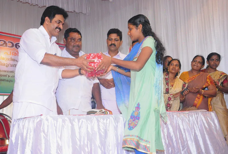 The Minister of State for Civil Aviation, Shri K.C. Venugopal distributing the prizes…
