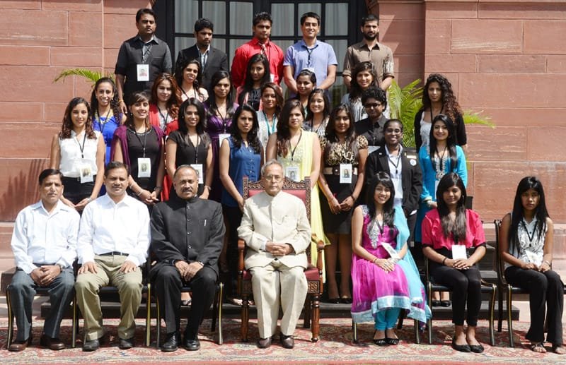 The President, Shri Pranab Mukherjee with the participants of 25th Know India Pr…