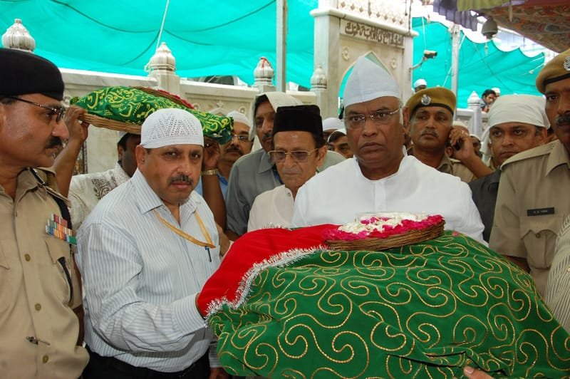 The Union Minister for Railways, Shri Mallikarjun Kharge paid obeisance at the…