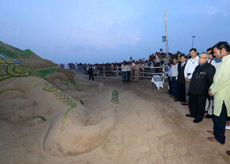 The President, Shri Pranab Mukherjee witnessing a ‘Sand Sculpture’, at Puri Sea Beach, at Puri in Odisha