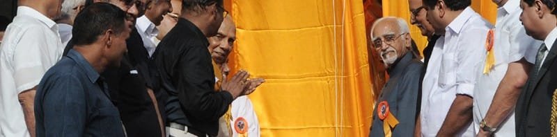 The Vice President, Shri Mohd. Hamid Ansari unveiling the statue of Swamy Vivekananda, in Thiruvananthapuram, Kerala