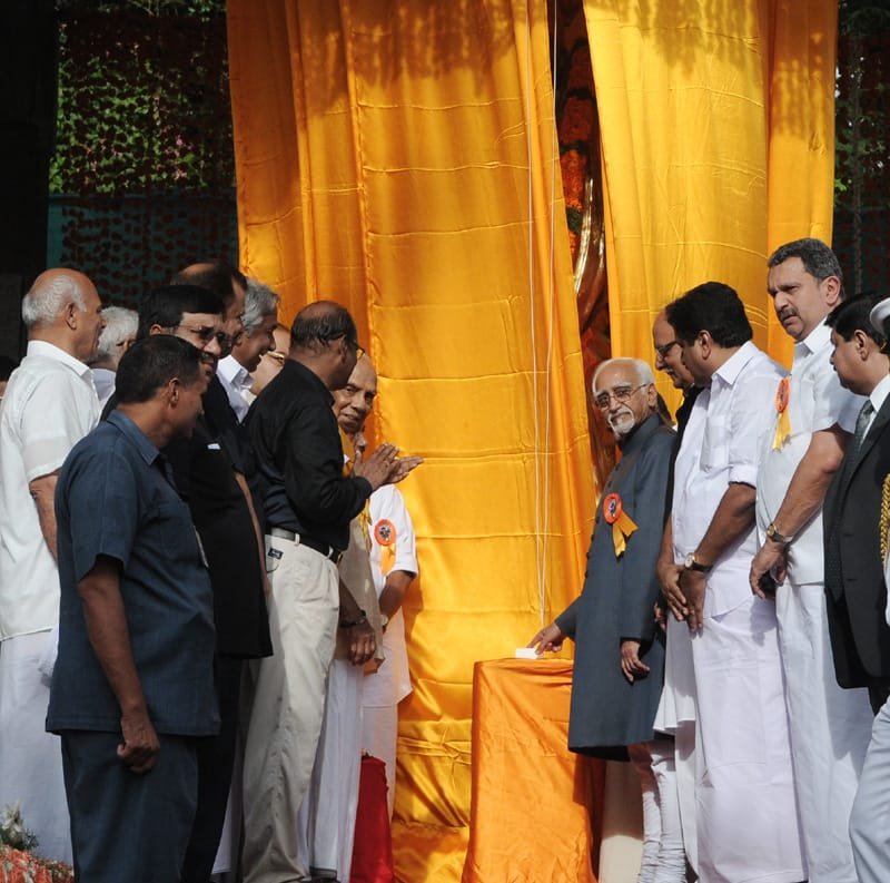 The Vice President, Shri Mohd. Hamid Ansari unveiling the statue of Swamy Vivekananda, in Thiruvananthapuram, Kerala
