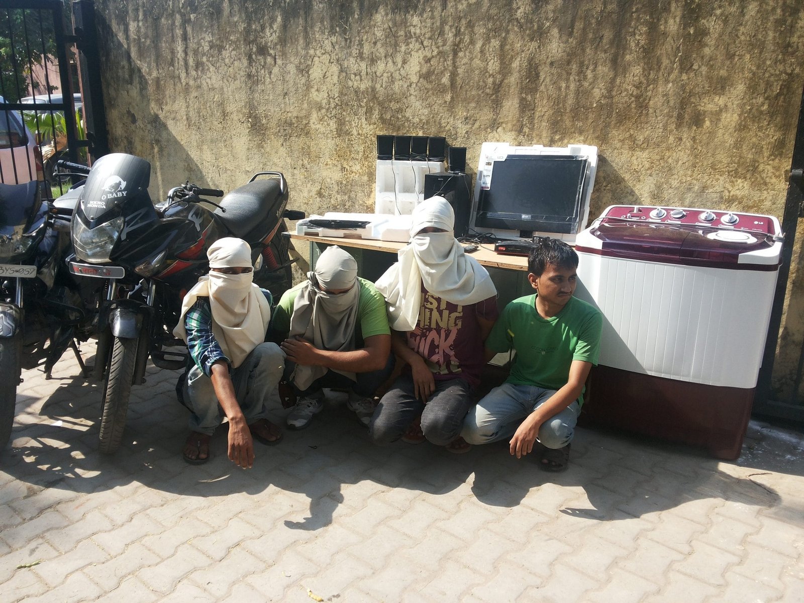 DELHI POLICE CRIME BRANCH BUSTS A GANG OF CHAIN SNATCHERS-ARREST 5