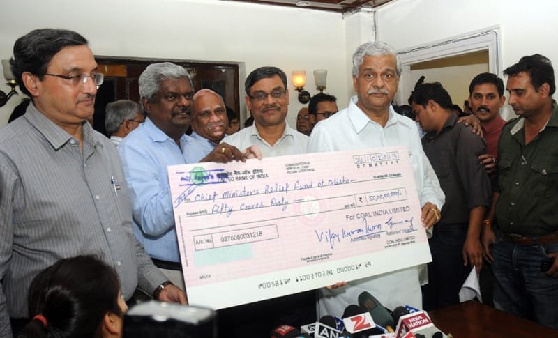 The Union Minister for Coal, Shri Sriprakash Jaiswal receiving a cheque of …