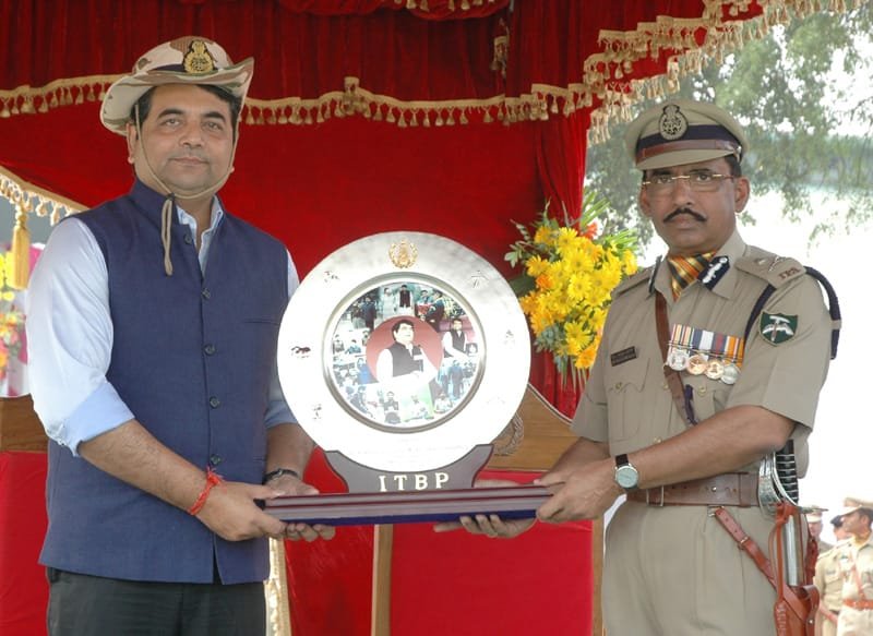 The DG (Addl.Charge), ADG ITBP, Dr. Mahboob Alam presenting a memento to…