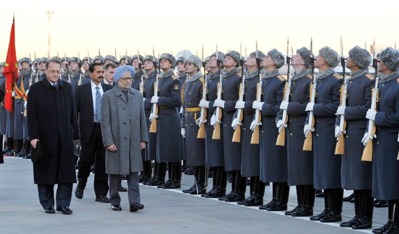 The Prime Minister, Dr. Manmohan Singh inspecting the Guard of Honour on his departure from Moscow to Beijing