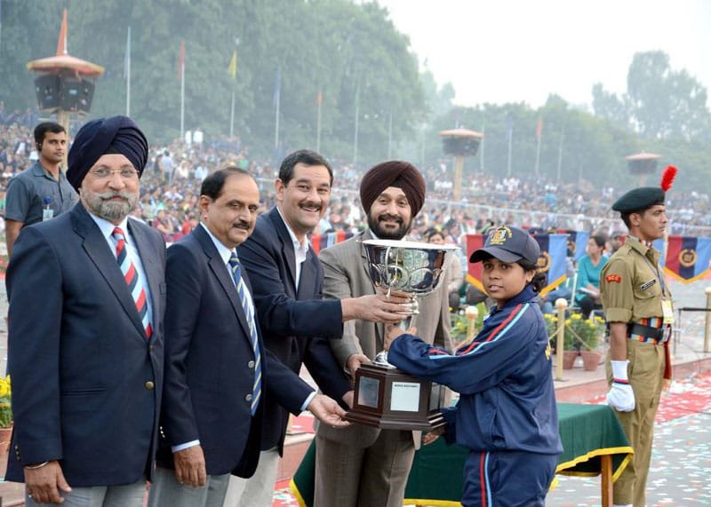 The Minister of State for Defence, Shri Jitendra Singh presenting trophy to the winner…