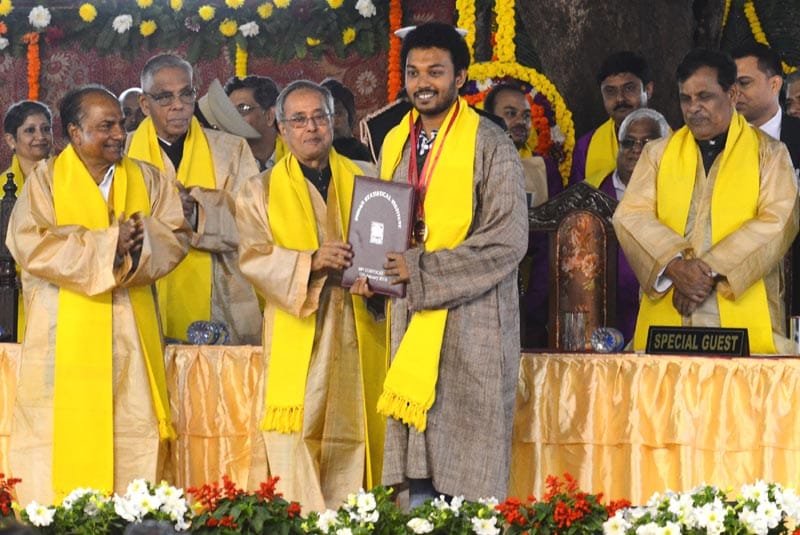 The President, Shri Pranab Mukherjee felicitating the outstanding student of ISI,..