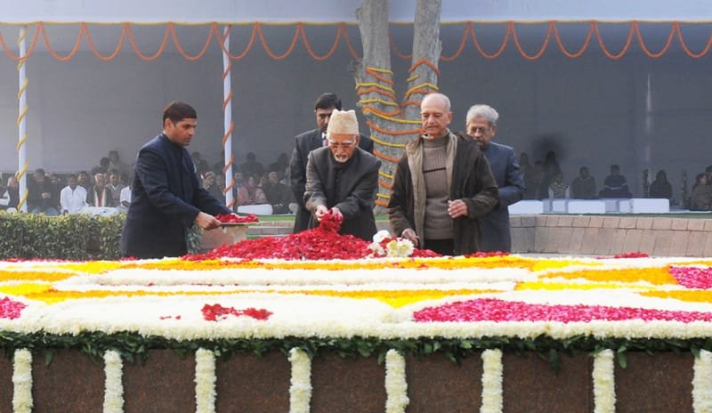 The Vice President, Shri Mohd. Hamid Ansari paying floral tributes at the…