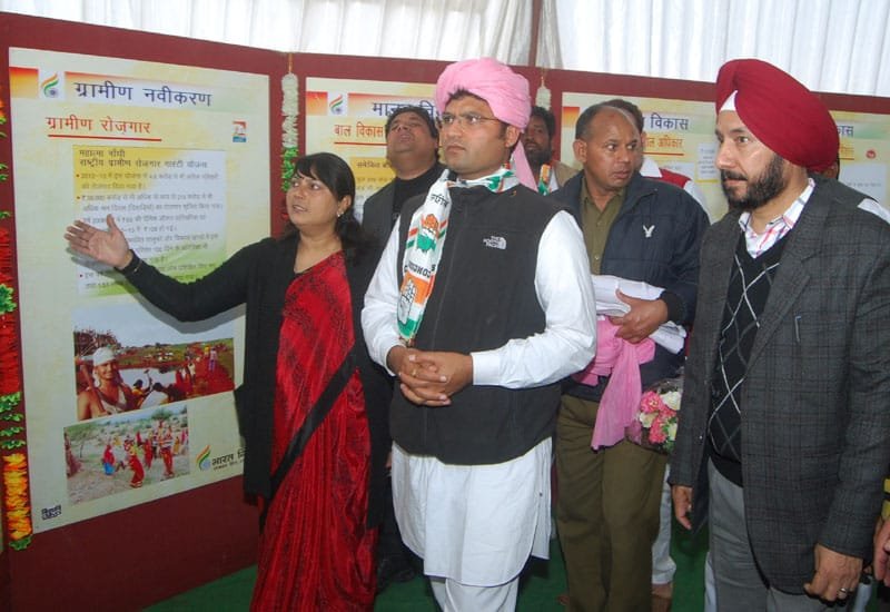 Shri Ashok Tanwar, MP, visiting the DAVP exhibition, at the Bharat Nirman…