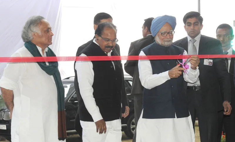 The Prime Minister, Dr. Manmohan Singh dedicating the Indira Paryavaran…