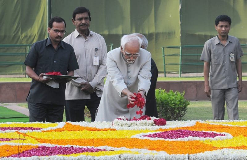 The Vice President, Shri Mohd. Hamid Ansari paying floral tributes at the…