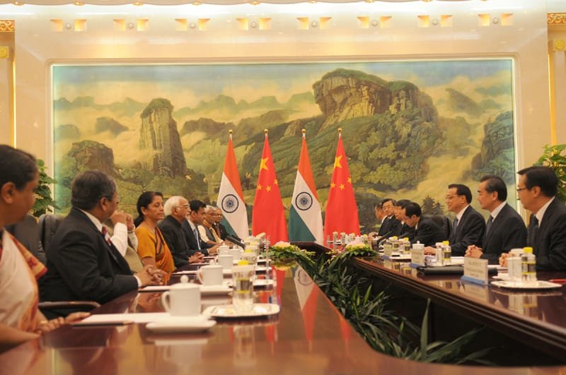 The Vice President, Shri Mohd. Hamid Ansari meeting the Prime Minister of China Mr. Li Keqiang, at Great Hall, in Beijing, China